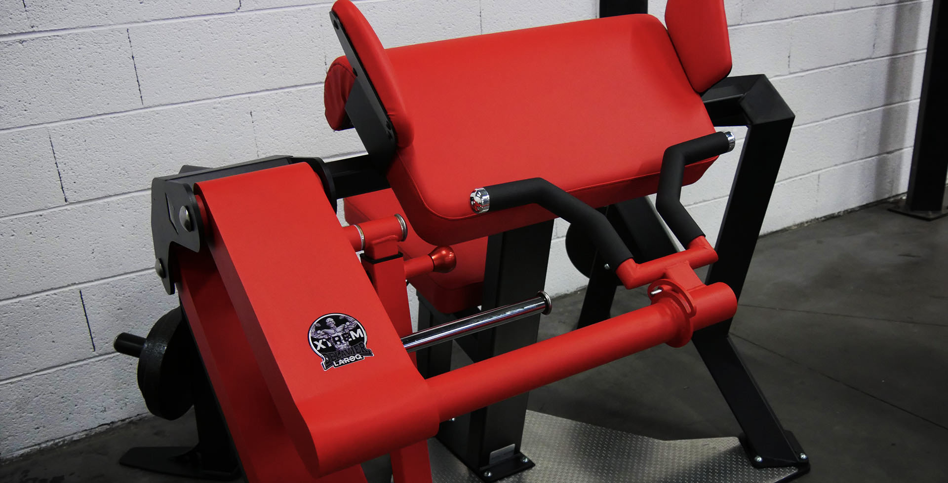 Salle de musculation à Grenoble avec machine guidée biceps