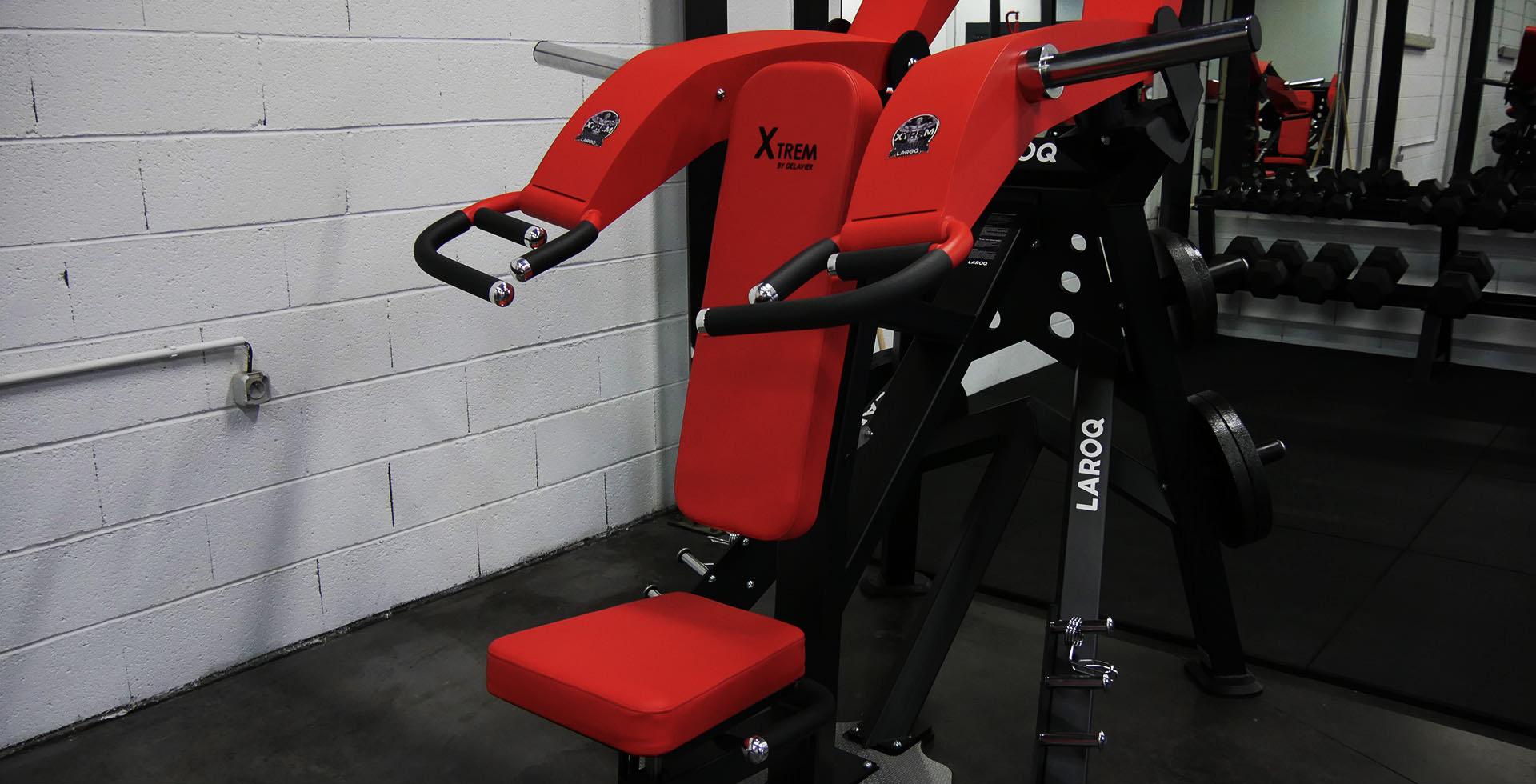 Salle de musculation à Grenoble avec machine guidée pour les épaules
