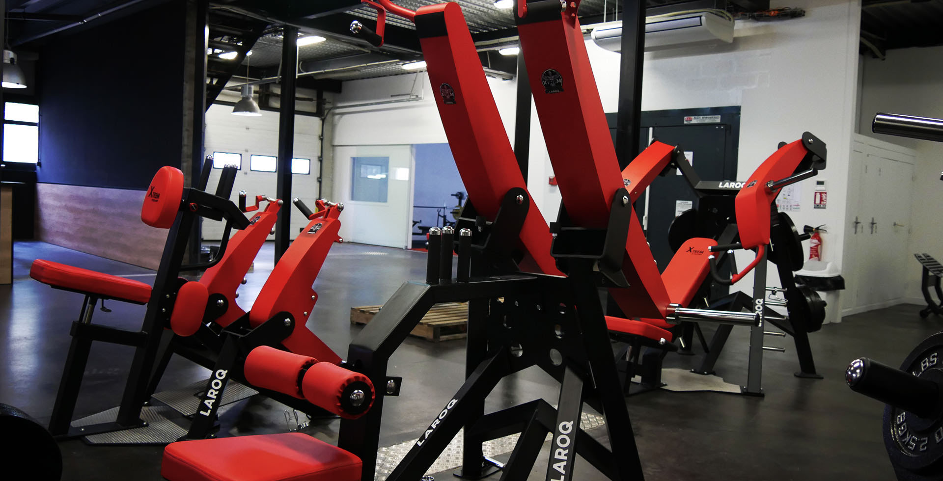 Salle de musculation à Grenoble avec machine guidée pour le tirage dos vertical